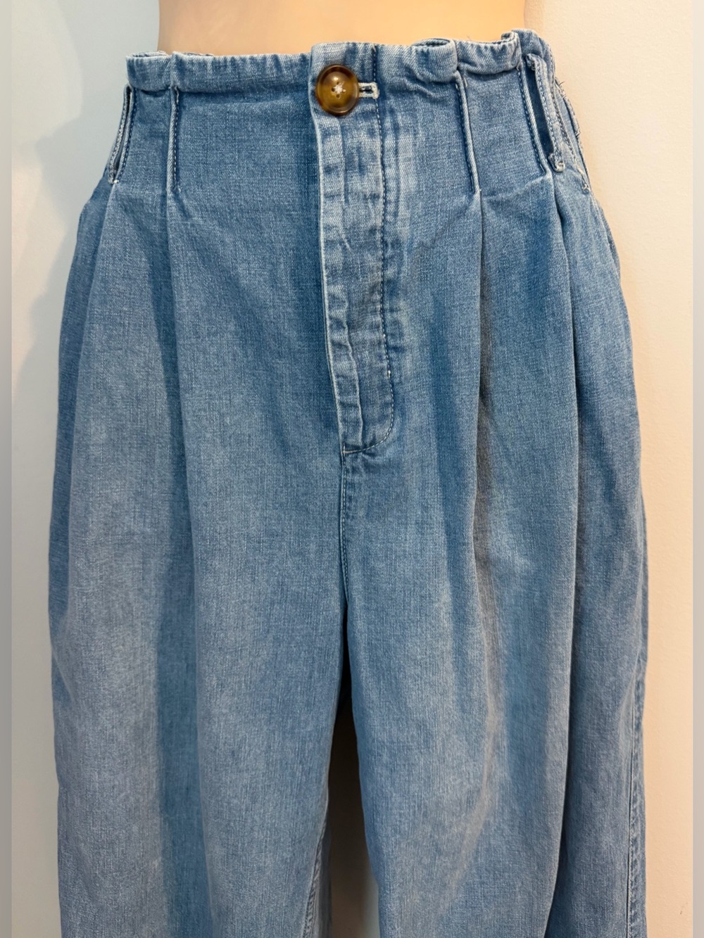 FREE PEOPLE Carrot Pleated Ankle Button Fly Jean Size 2 - Picture 3 of 9
